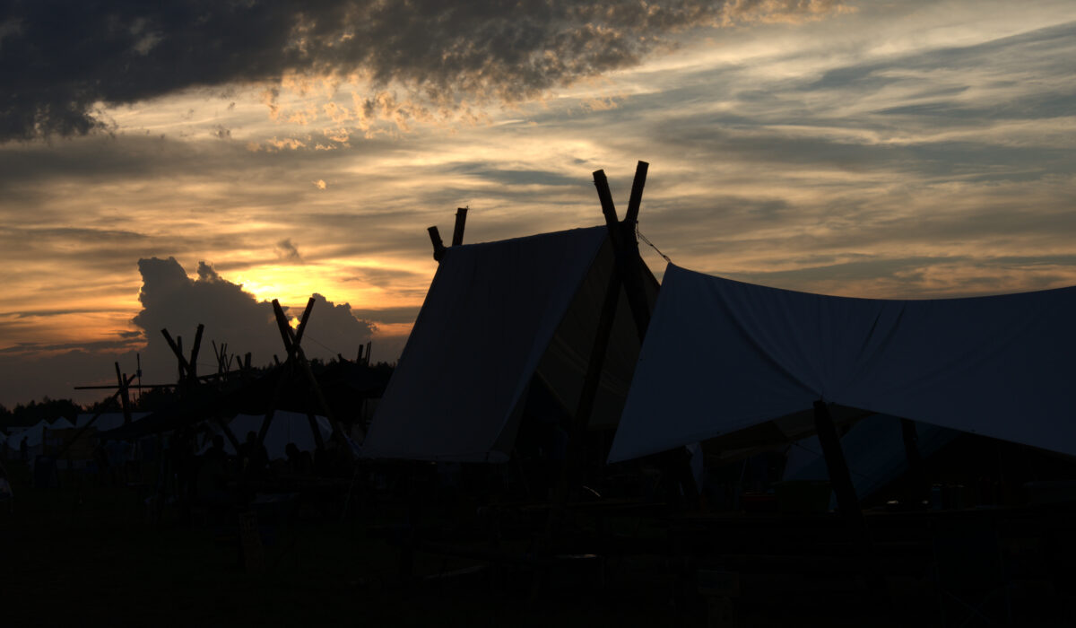 Zelte bei Dämmerung